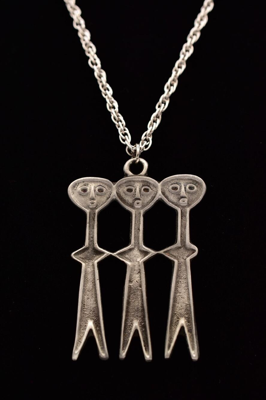 Vintage Colonial Pewter Three Figure Modernist Pendant Silver Tone Necklace Bin1